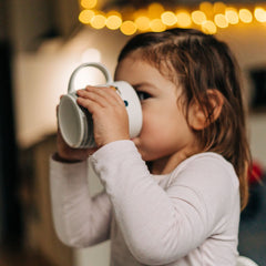 Vidám mesehősös gyerek bögrék és poharak színes mintákkal