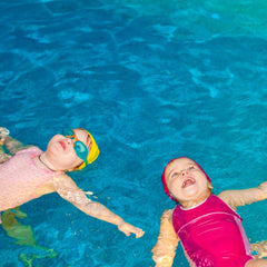 Gyorsan száradó, UV-védelmes baba fürdőruhák vidám mintákkal – kényelmes választás a nyári pancsoláshoz.