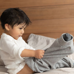 Gyerekek vidáman játszanak kényelmes Disney mintás nadrágban.