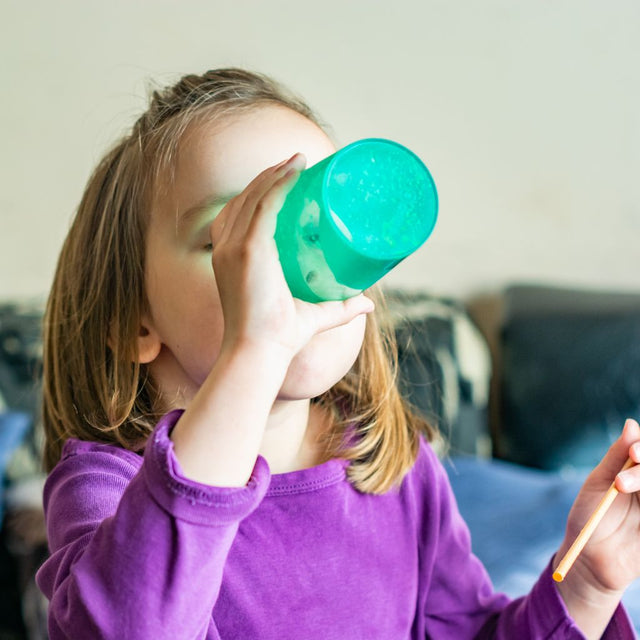 Színes szívószálas pohár gyerekeknek mesefigurákkal