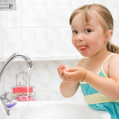 Gyerekeknek készült tisztasági csomag és mintás nesszeszer utazáshoz vagy iskolába