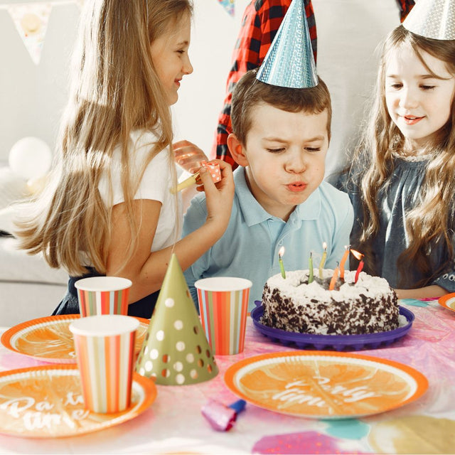 Színes Disney mintás papírtányérok gyerek születésnapi asztalon.