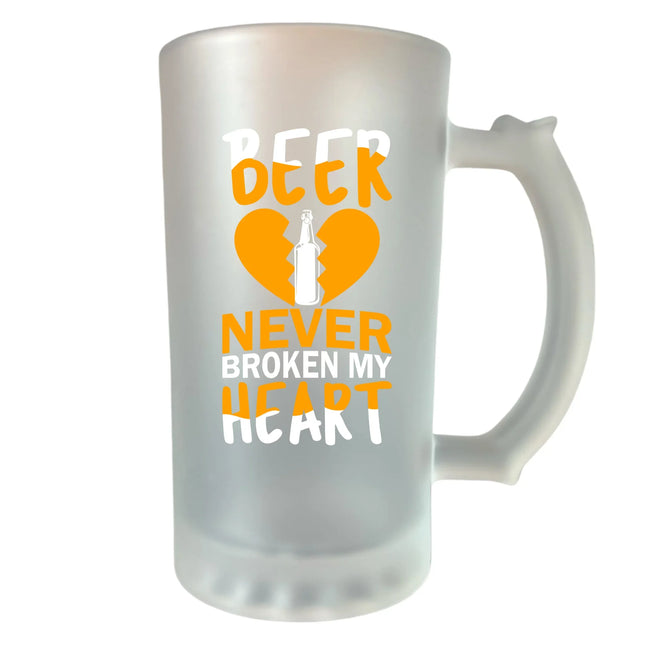 400 ml homokfújt söröskorsó „A sör sosem tört össze szívet” felirattal – ajándék sörimádóknak