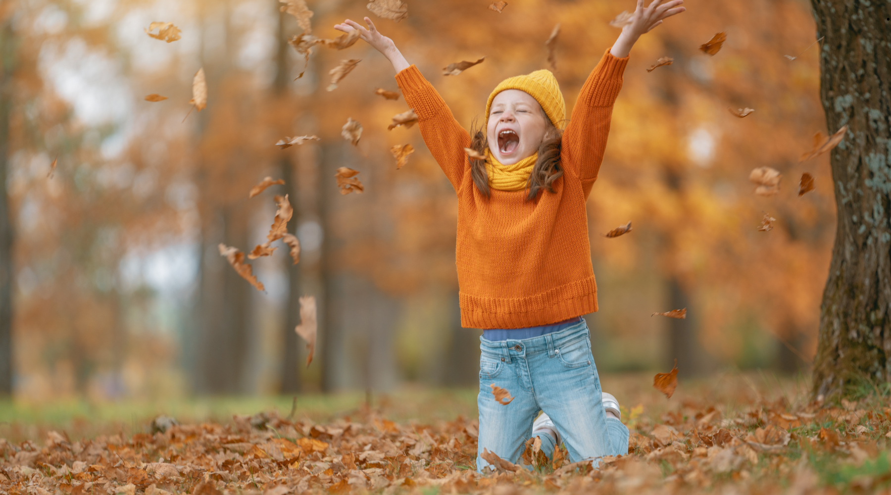 Őszi táj egy vidám kislánnyal