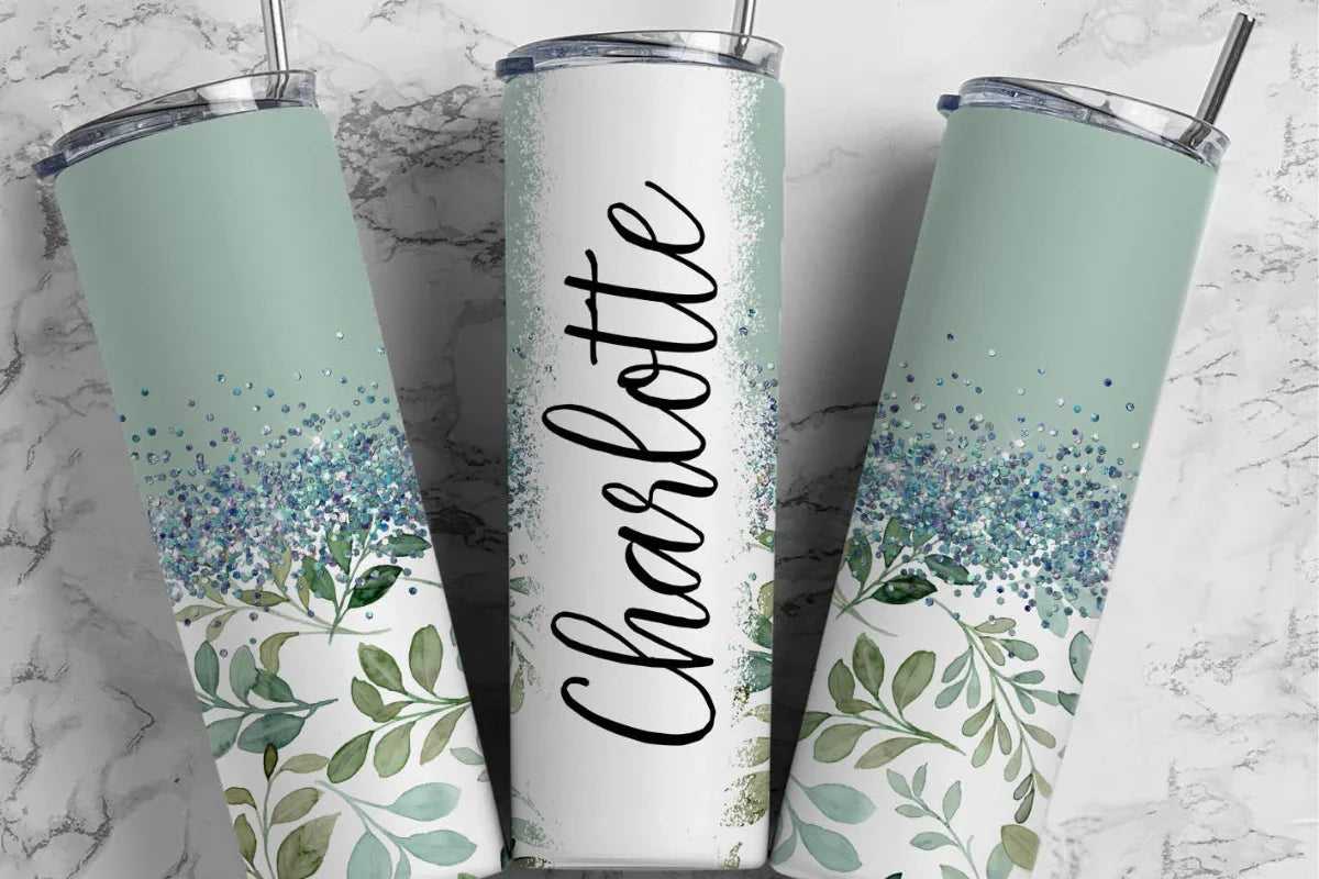 SlickCup névre szóló egyedi kulacs fekete dizájnnal, jeges üdítővel töltve