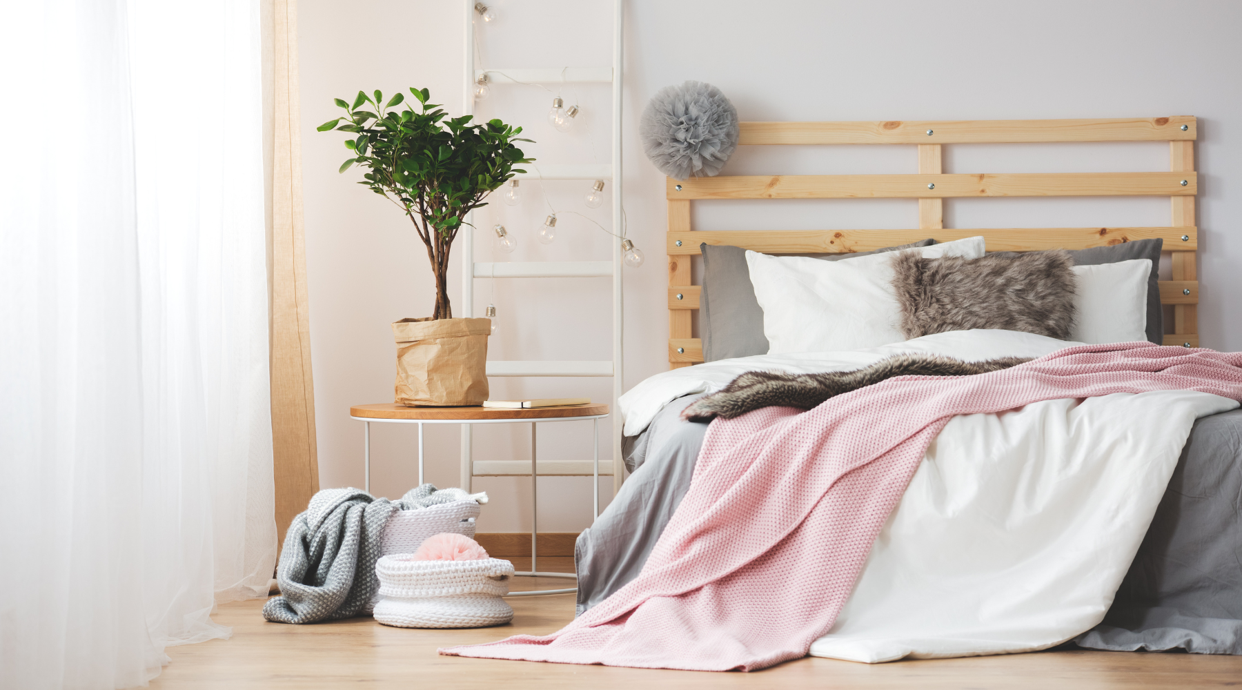 Színes ágytakaró modern hálószobában