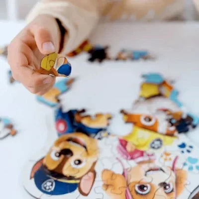 Gyerekeknek készült színes puzzle és kirakó játékok mesefigurás mintával, otthoni elfoglaltsághoz.