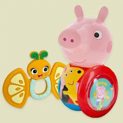 Disney mintás rágóka és baba játék egy játszószőnyegen.