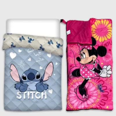 Színes Disney mintás ágytakaró és kényelmes hálózsák gyerekeknek, melyek védenek és dekorálnak.