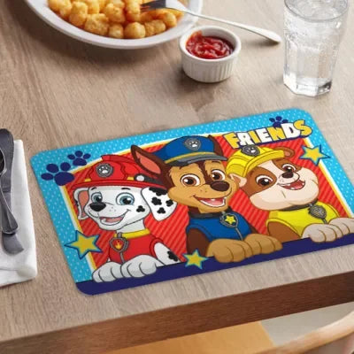  Paw Patrol, Mancs őrjárat színes, gyermekek számára készült tányéralátét egy kis asztalon