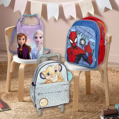 Színes Disney mintás iskolatáska és uzsonnás táska gyerekeknek egy gyerekszoba székein elhelyezve