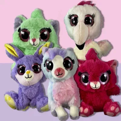 Puha Disney plüss figura egy gyerekszoba polcán.