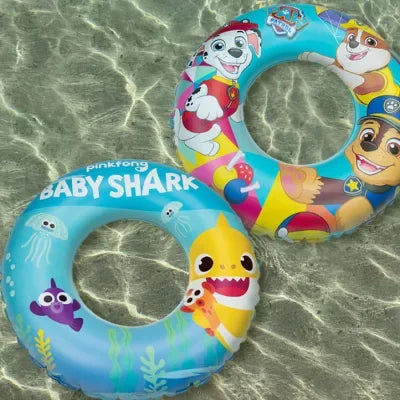 Disney mintás strandjátékok és úszómellény napos tengerparton.