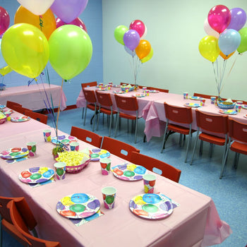 Mintás gyerek asztalterítő egy zsúr dekorációja mellett