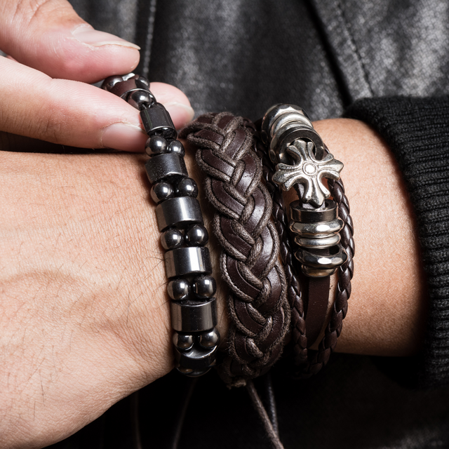 Férfi modell markáns karkötővel és gyűrűvel, stílusos, letisztult Victoria kollekcióból.