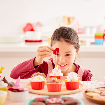 Színes tortadíszek és figurák gyerek születésnapi tortán