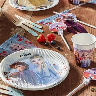 Színes party dekoráció gyerek szülinapi bulira, lufikkal, szalvétákkal és asztalterítővel díszítve.