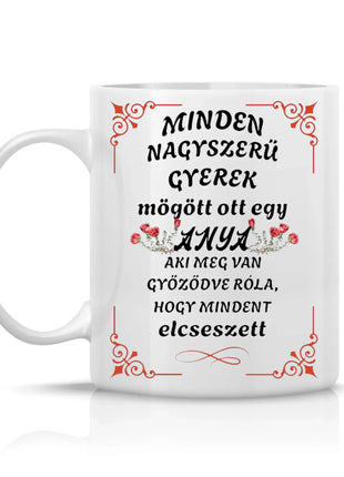Vicces bögre felirattal: „Minden nagyszerű gyerek mögött ott egy anya…”